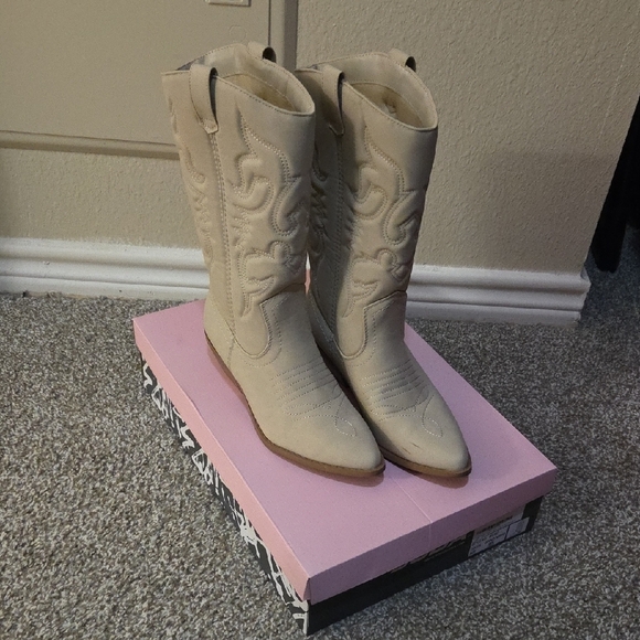 Soda Shoes - Soda Cream Suede Heeled Western Boots, Size 9.5, Wore 1x